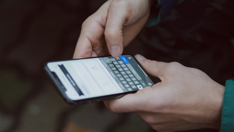 10DLC compliance for DFW businesses illustrated by a Dallas-Fort Worth business owner sending a customer text message