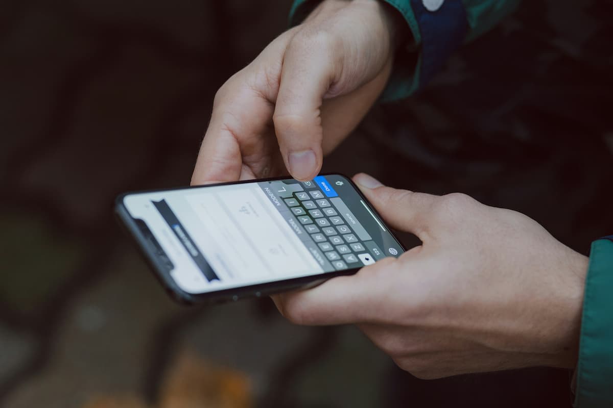 10DLC compliance for DFW businesses illustrated by a Dallas-Fort Worth business owner sending a customer text message