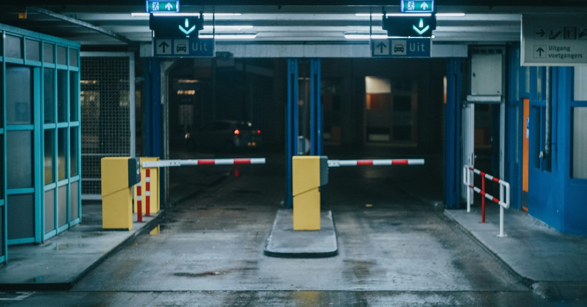 Gate access control Dallas parking garage entrance with license plate recognition camera
