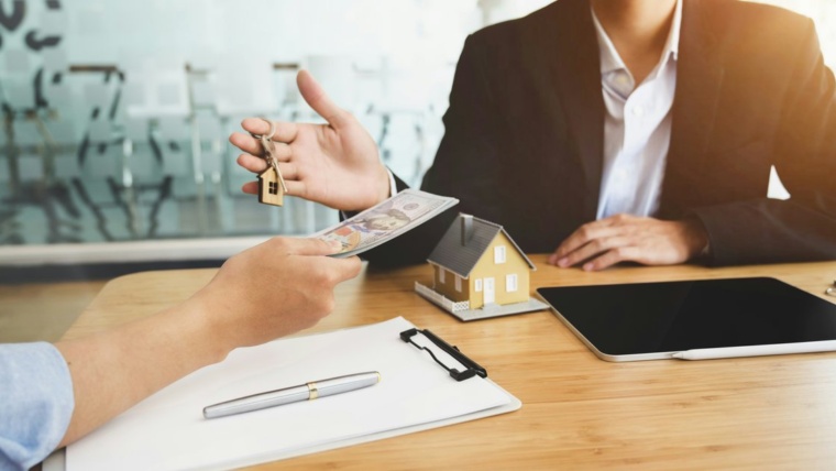 Property management phone Dallas office handling tenant and maintenance emergency calls